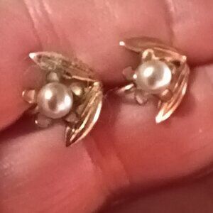 Vintage Von Del leaf and pearl earrings. Marked 1/20 GF